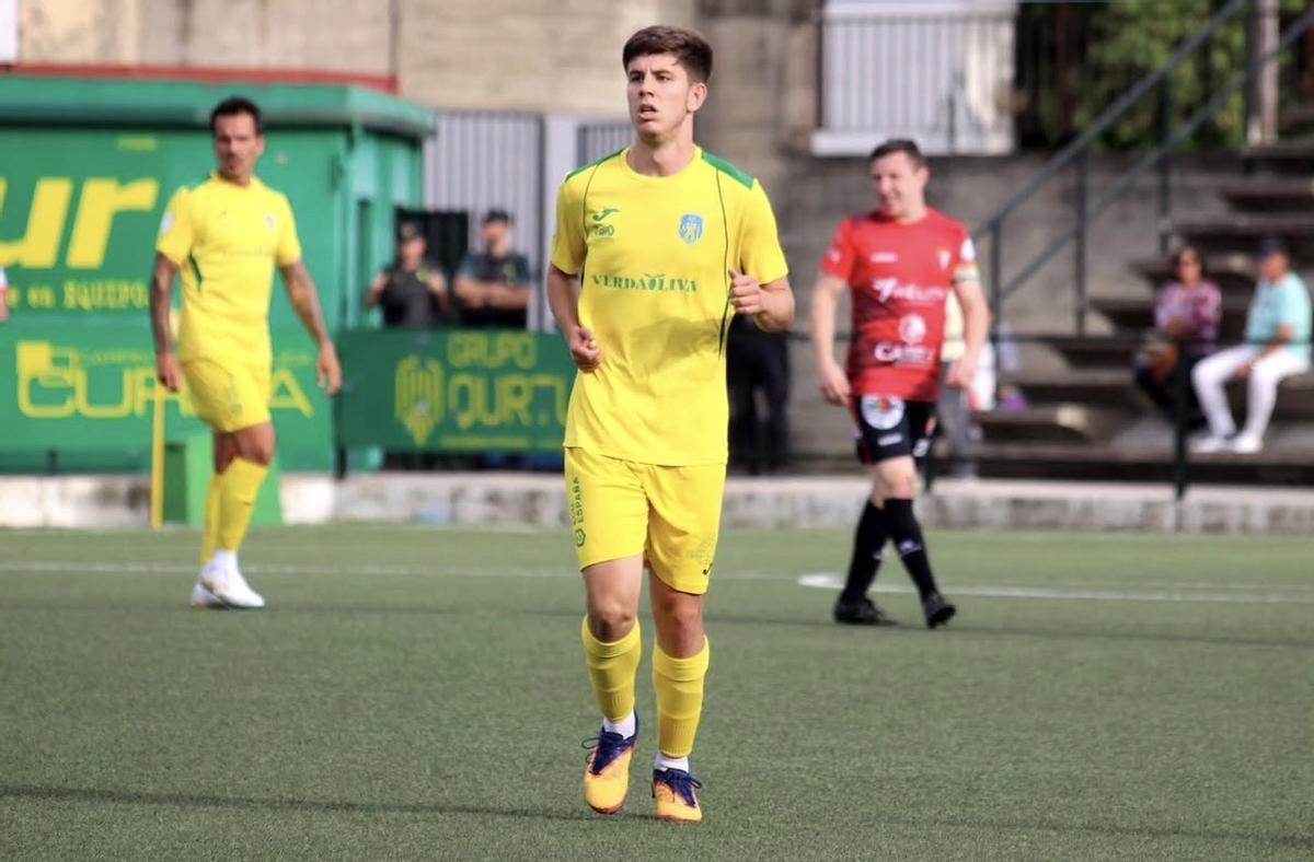 Jugador montillano en el partido el Montilla-Egabrense en el partido de ida de la final de 'play off' a Tercera RFEF.