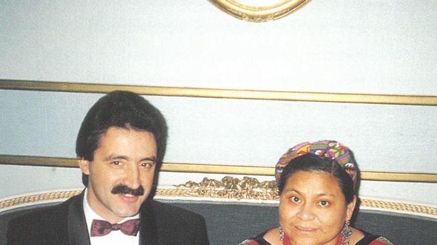 Seoane con Rigoberta Menchú en Oslo cuando le dieron el Nobel en 1992.