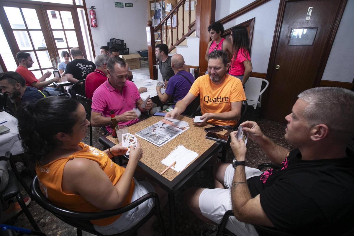 Personas jugando una partida de bolot.