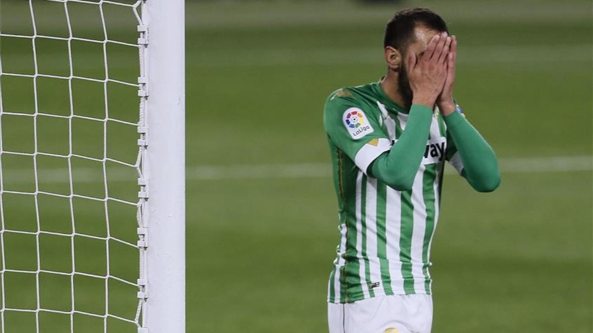 Borja Iglesias se lamenta durante un partido del Betis