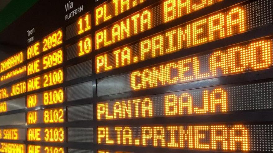 Renfe cancela 271 trenes este viernes, en plena operación salida, por la huelga