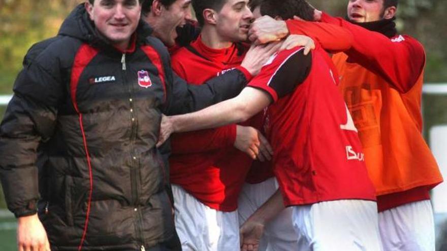 Los jugadores del Estradense celebran el tanto de la victoria logrado por Pepe. // Bernabé/Luismy