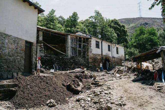 Escombros, lodo y devastación a la aldea de Bouza