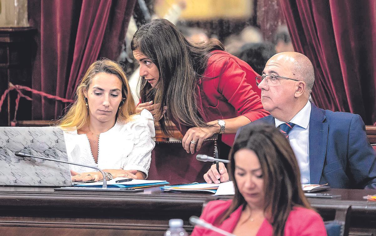 ImageLa portavoz de Vox, Idoia Ribas, habla con la diputada Patricia de las Heras.n Imagen R7A2854 1