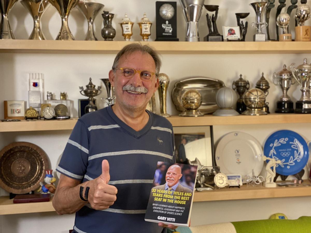 Bové sostiene el libro de su buen amigo, el ex 'trainer' de los Lakers, Gary Vitti