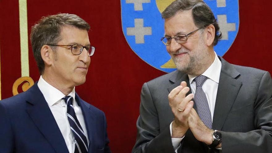 Núñez Feijóo y Mariano Rajoy en la toma de posesión, esta mañana. // EFE