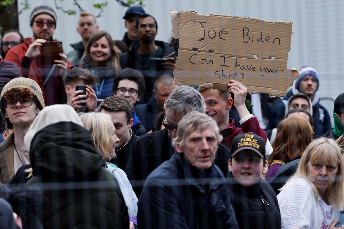 Una persona sostiene un cartel mientras el presidente de los Estados Unidos, Joe Biden, visita Irlanda del Norte, en Belfast, Irlanda del Norte.