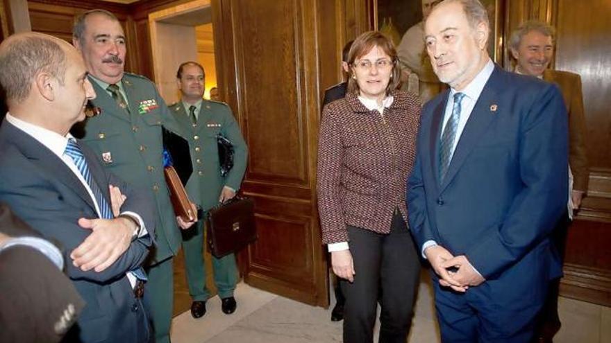 A la derecha, Pilar Varela y Gabino de Lorenzo, ayer, antes de la reunión de la Junta de Seguridad Local de Avilés.