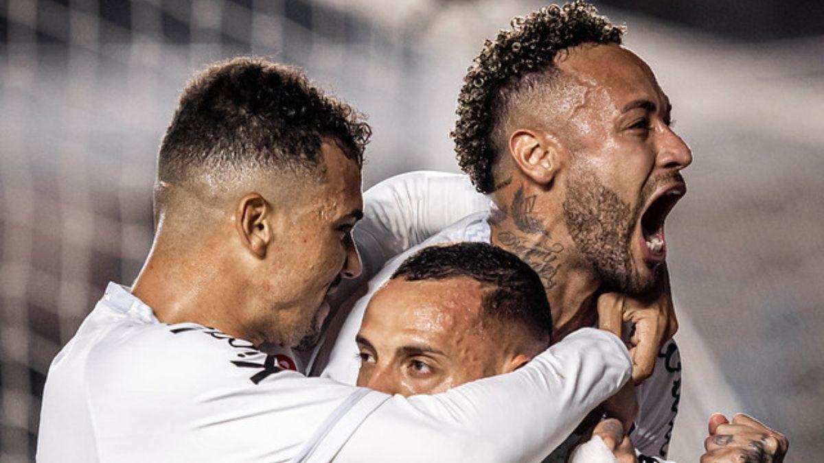 Neymar Jr. celebra su tanto en la última jornada ante el Sport Recife