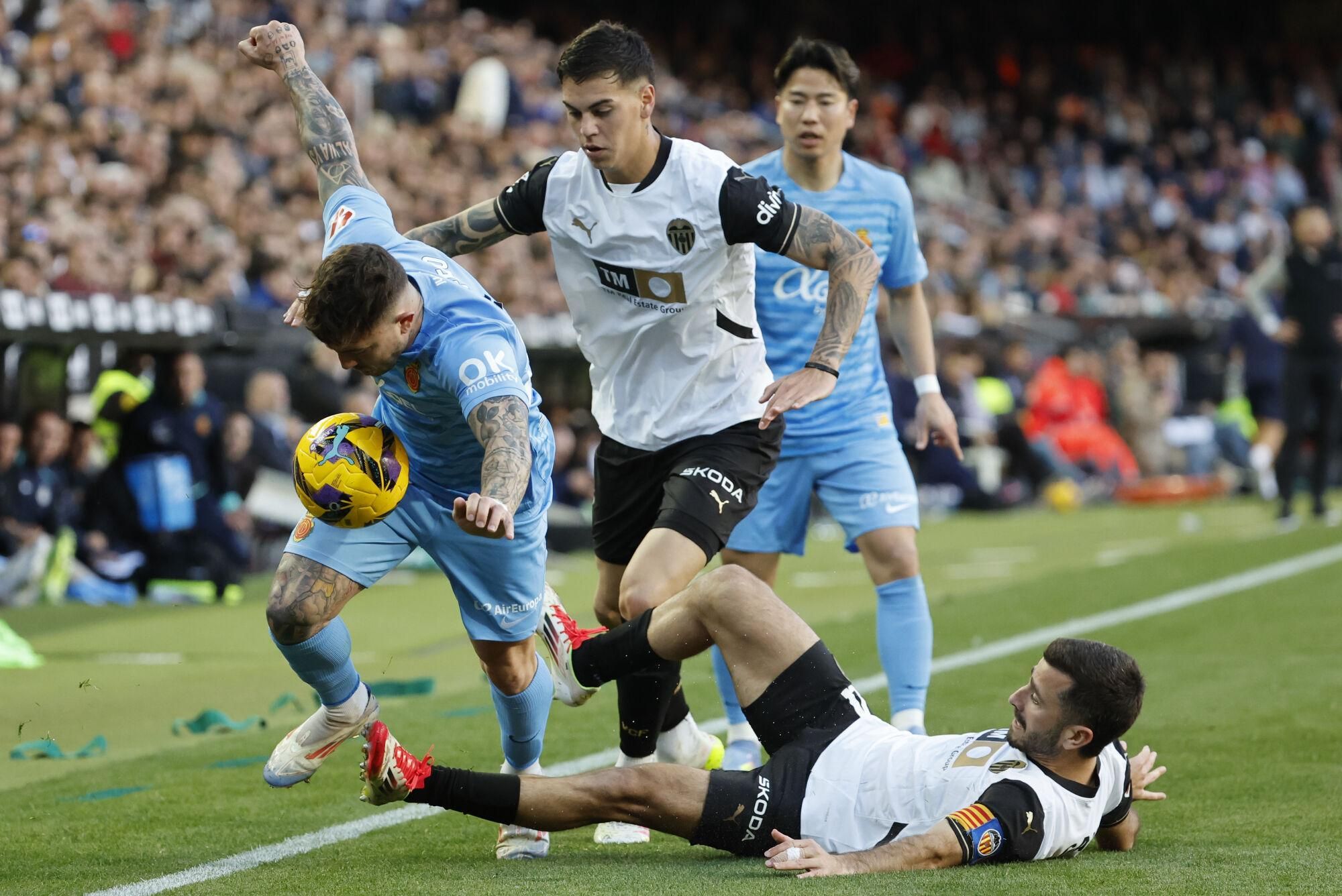VALENCIA, 30/03/2025.- El defensa del Valencia José Gayá y el defensa del Mallorca Pablo Maffeo, durante el partido de la jornada 29 de LaLiga entre Valencia CF y RCD Mallorca, este domingo en el estadio de Mestalla. EFE/ Ana Escobar