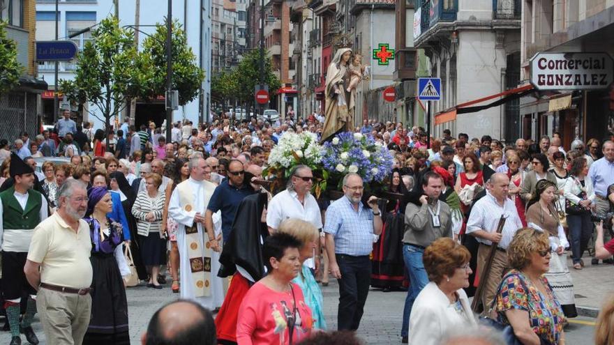 La procesión del Carmen a su paso por la calle Celleruelo de Pola de Siero.
