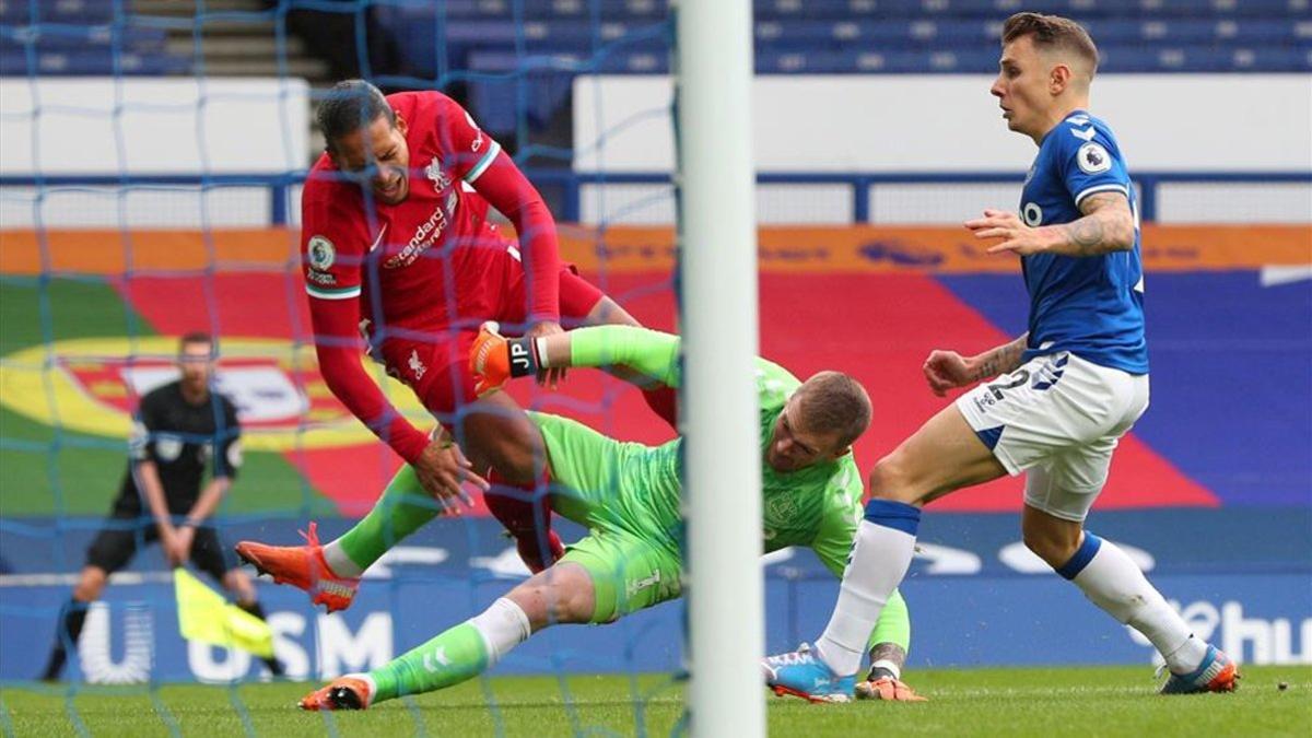 Pickford lesionó a Van Dijk a los diez minutos del derbi de Merseyside, pero salió impune de la jugada porque el árbitro había señalado un fuera de juego anterior