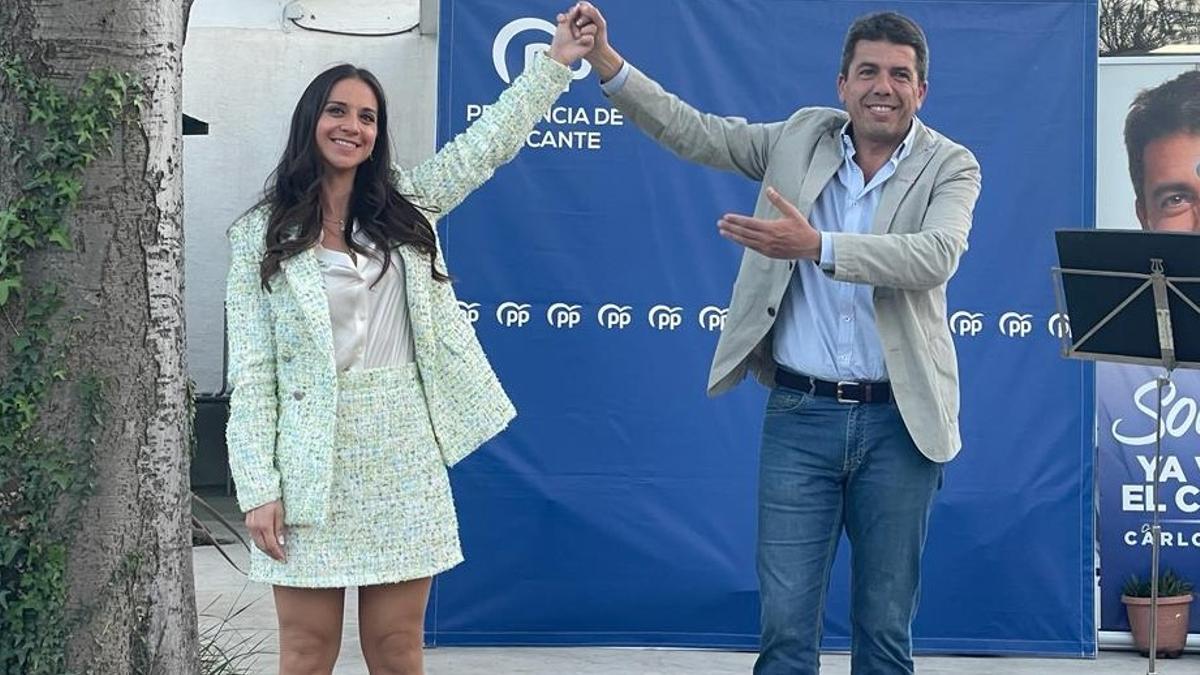 La candidata del PP a la alcaldía de Muro, Noelia Úbeda, junto con Carlos Mazón.