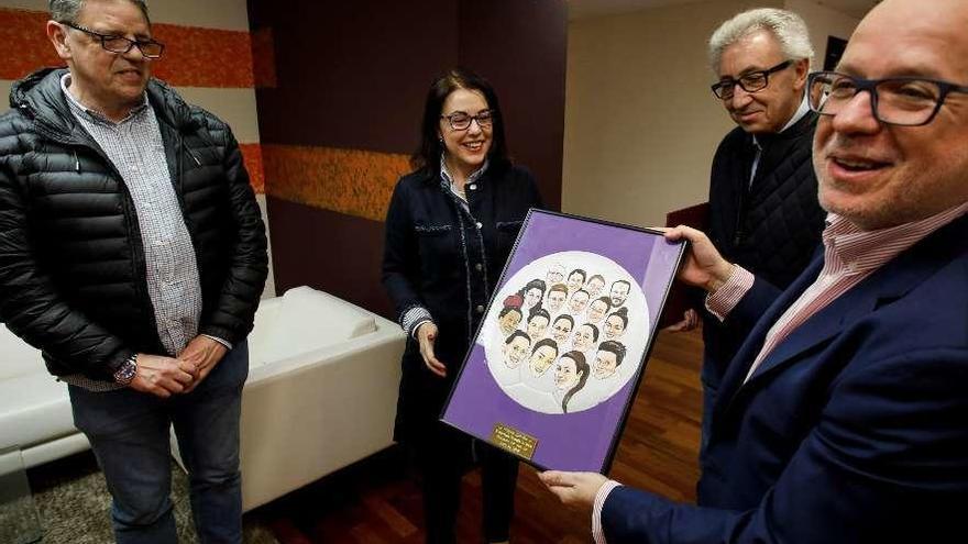 Alberto Suárez, Ángeles Rivero, Miguel Álvarez y Francisco García, con la caricatura del equipo.