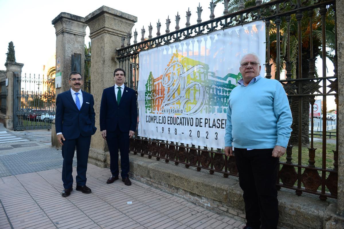 Los tres directores del centro universitario de Plasencia, con el cartel de los 25 años.