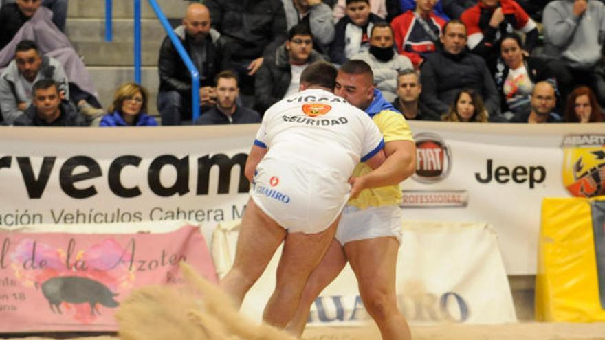 Agarrada entre Rubén Galván (Tegueste) y Ayoze Reyes (Guamasa), en la última final de la Liga Cabildo de Tenerife.