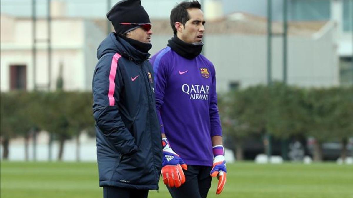 Luis Enrique junto a Bravo