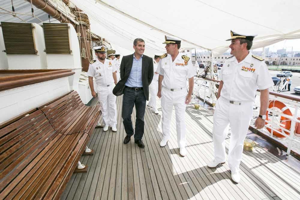 Fernando Clavijo visita el buque escuela