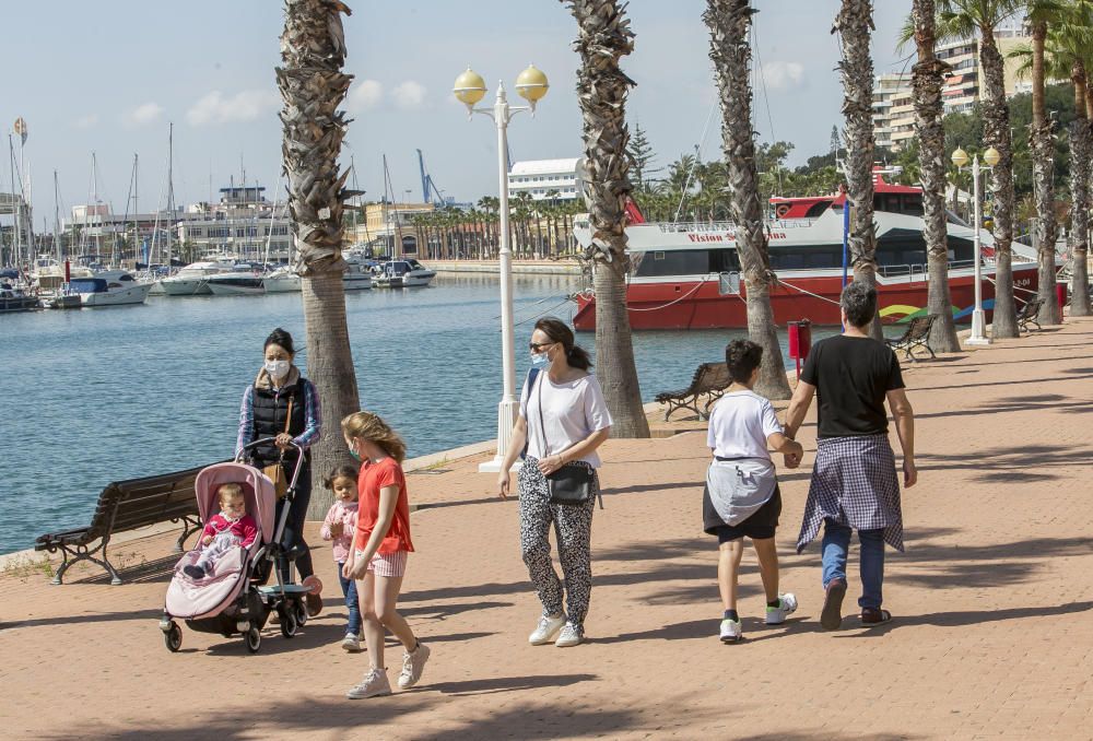 Los más pequeños salen del confinamiento después de más de 40 días pero un gran número de familias salen enteras y no se respeta la distancia de seguridad.