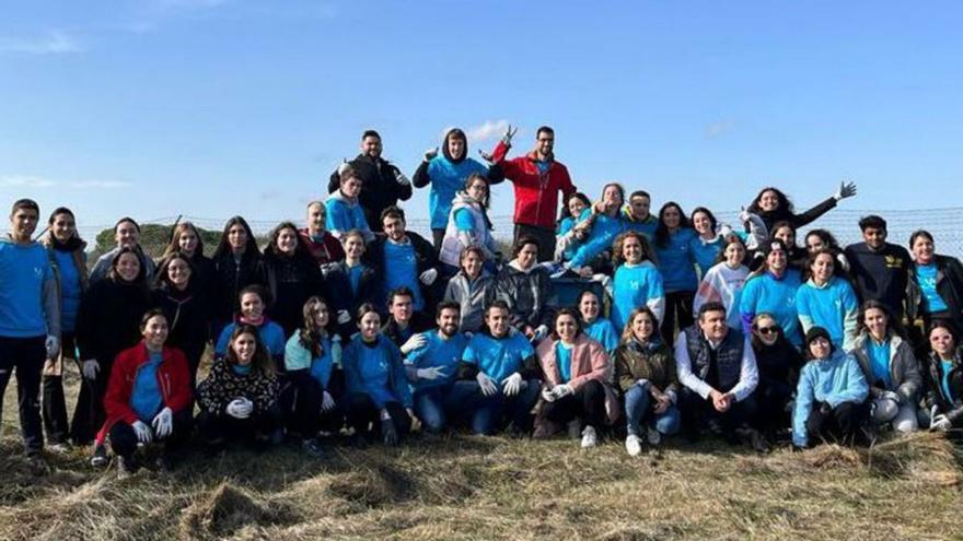 Jóvenes voluntarios de Castilla y León ponen a punto Villafáfila para el otoño