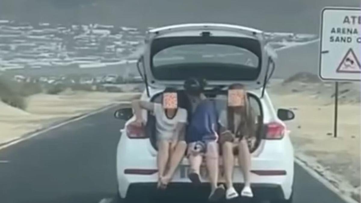 Tres jóvenes viajan en el maletero de un coche en Canarias