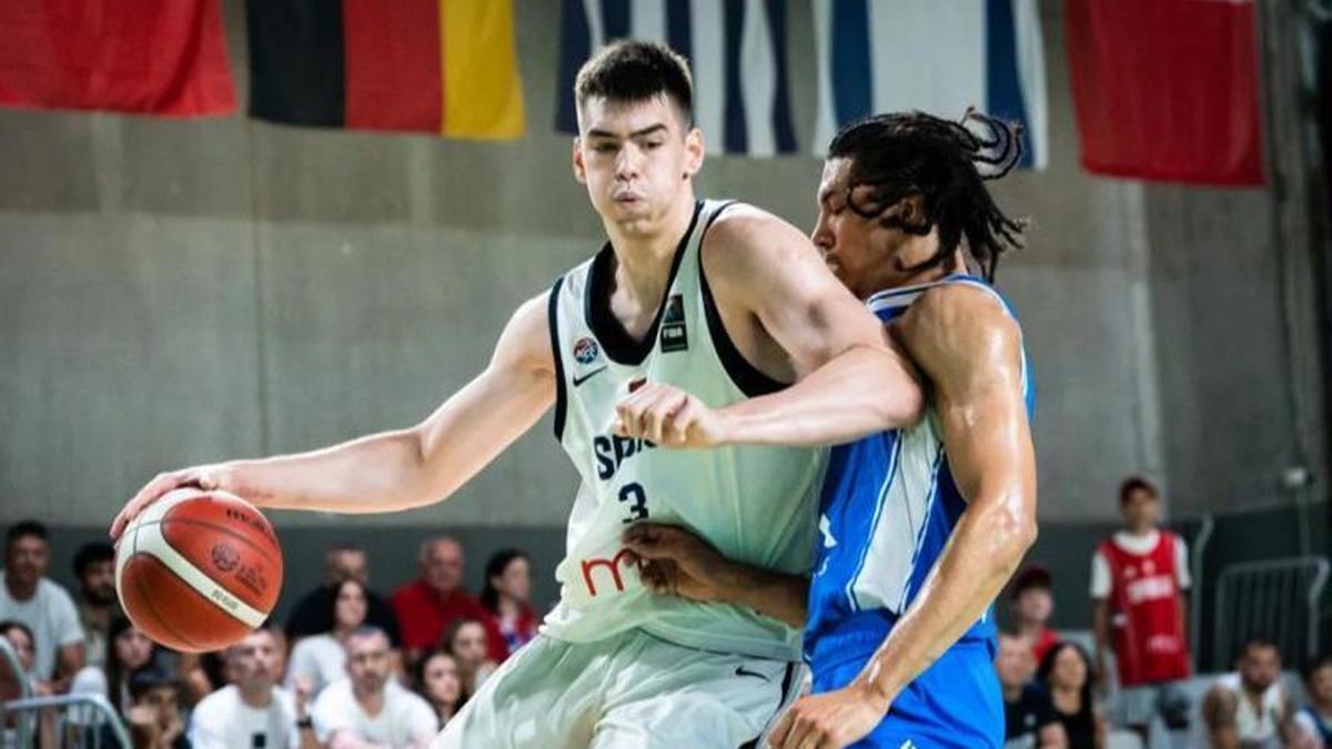 Nikola Dzepina se mide a Jorge Carot y Álex Blanco en la semifinal del EuroBasket U20 entre España y Serbia.