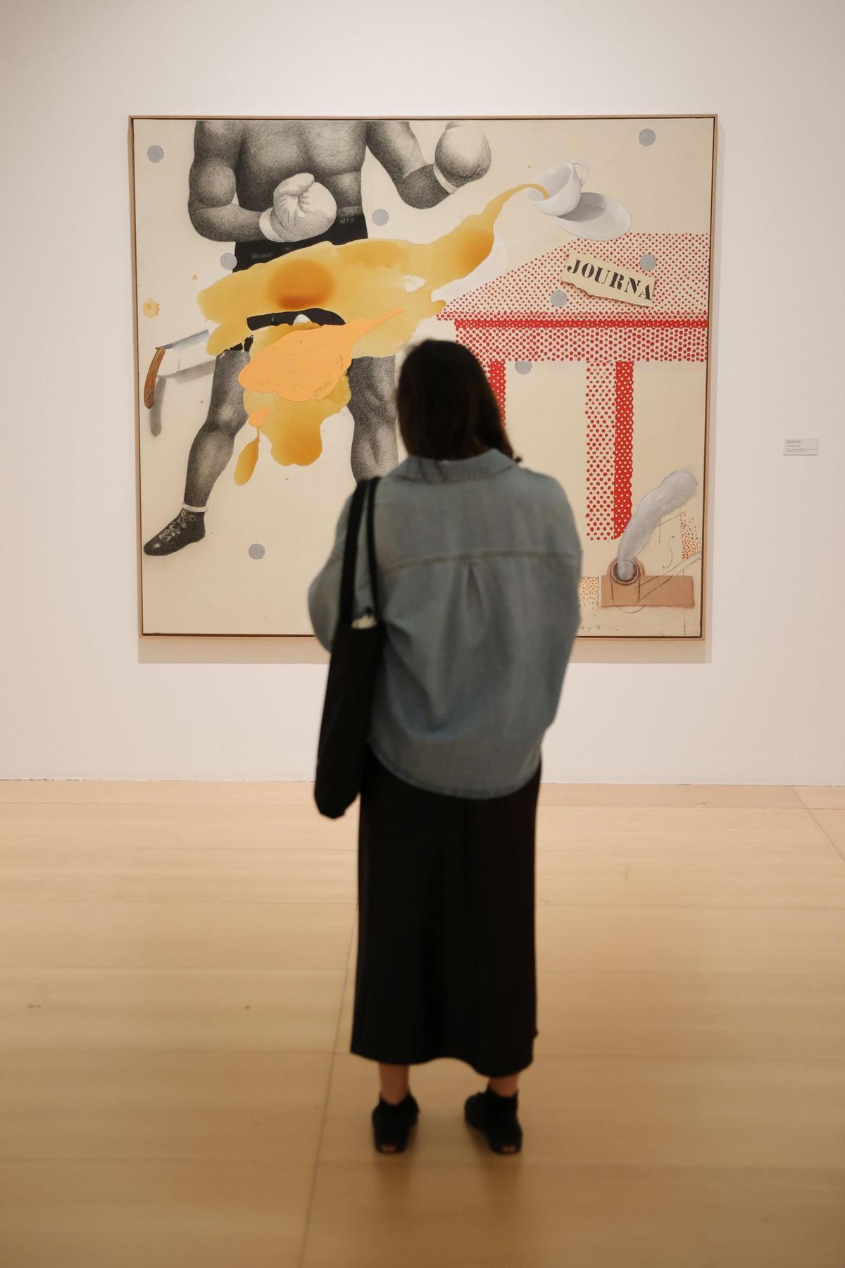 Una visitante, ante una de las obras de la exposición .