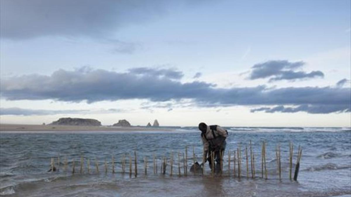 Un hombre pesca en el parque natural del Montgrí, las islas Medes y el Baix Ter, en febrero pasado.