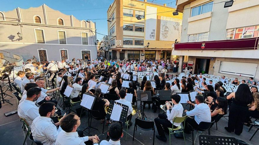 Actuación de la Banda de Música Municipal de Silleda en la localidad valenciana.