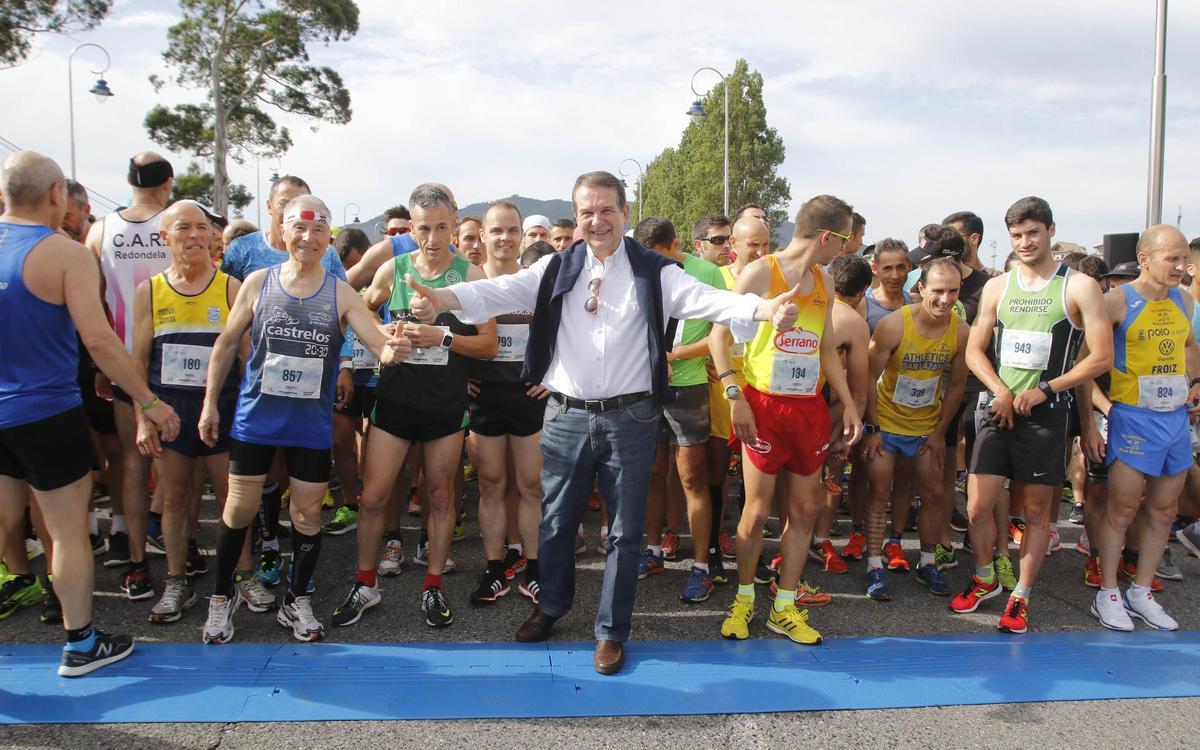 Caballero con algunos participantes de la sexta edición (2017) de la 10K de Vigo en Samil.