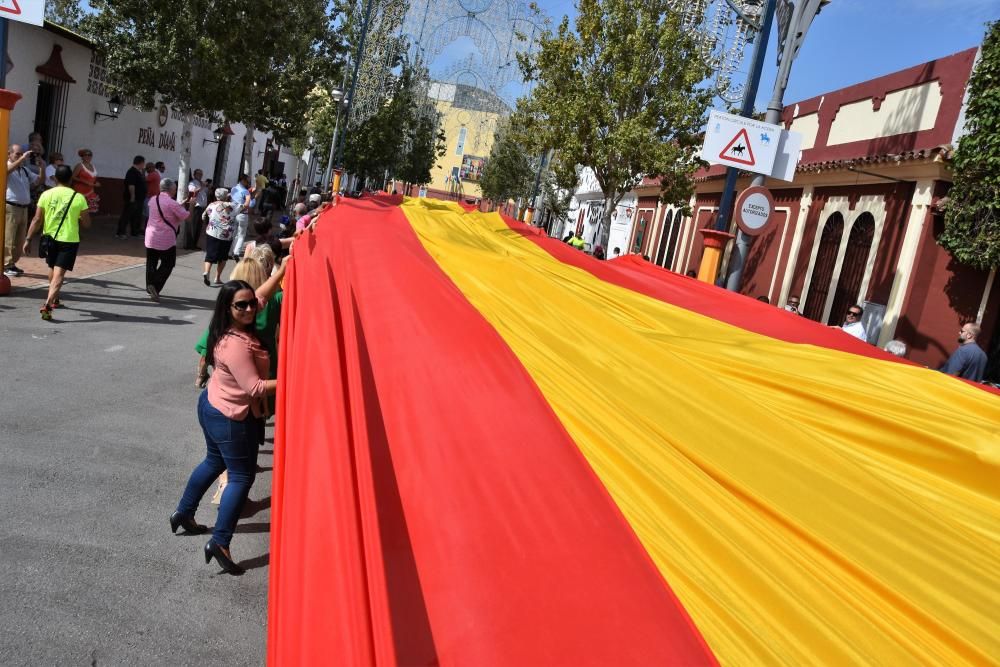 Numerosos vecinos participan en la iniciativa municipal, en la plaza Antonio José Galán, con motivo del Día de la Hispanidad