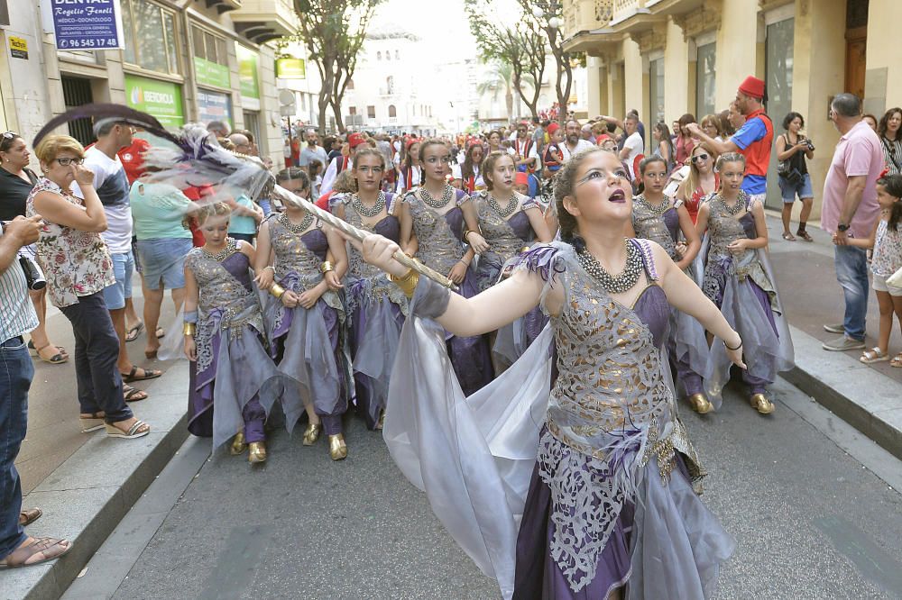 Los Moros y Cristianos reúnen a 350 niños en un desfile por las calles de Elche y la Gestora de Festejos Populares celebra una fiesta infantil en el Paseo de la Estación