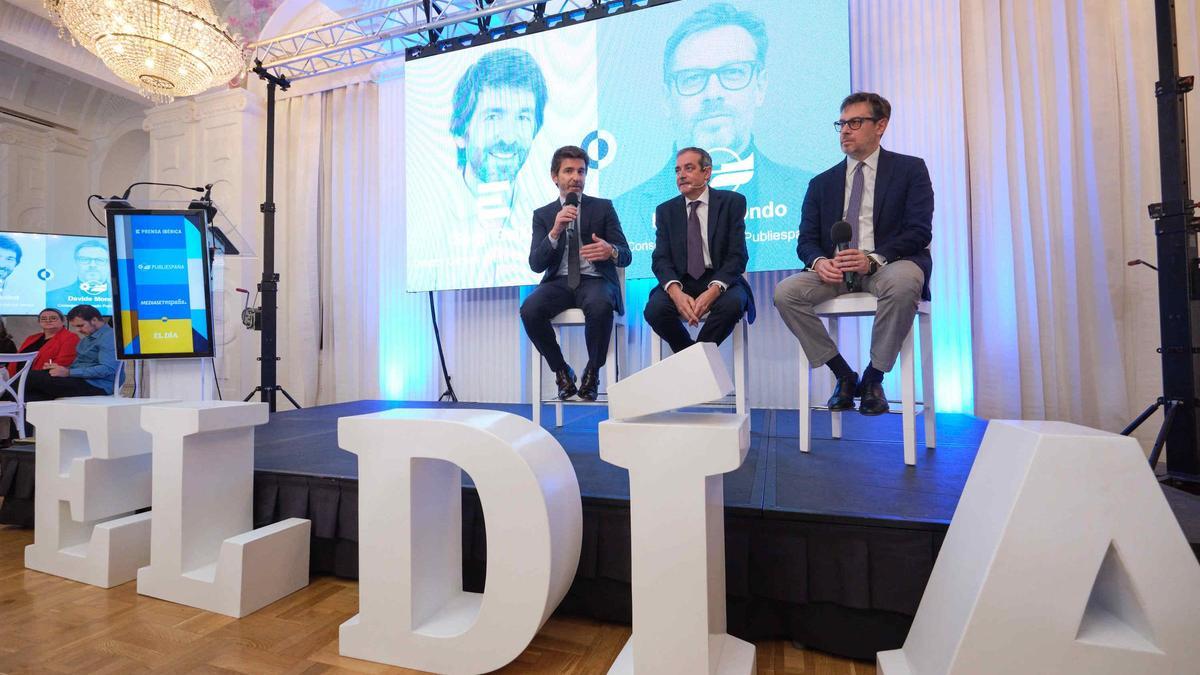 El director general de Prensa Ibérica, Sergi Guillot; el director de Informativos de Mediaset, Francisco Moreno; y el consejero delegado de Publiespaña, Davide Mondo.