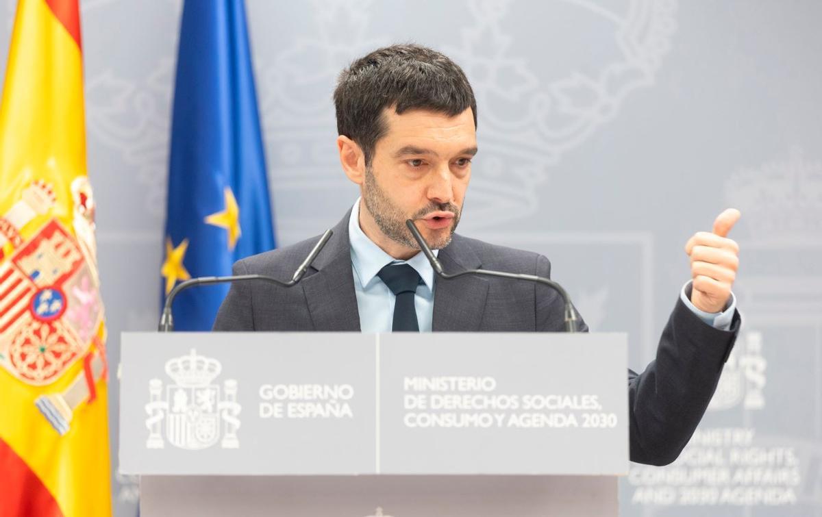 Der spanische Verbraucherschutzminister Pablo Bustinduy bei der Pressekonferenz, in der er die Millionenstrafe ankündigte.