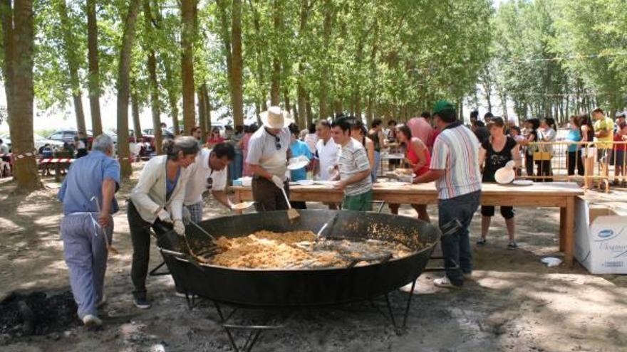 Los participantes en la marcha cicloturista y los vecinos de Coreses degustaron una gran paellada.