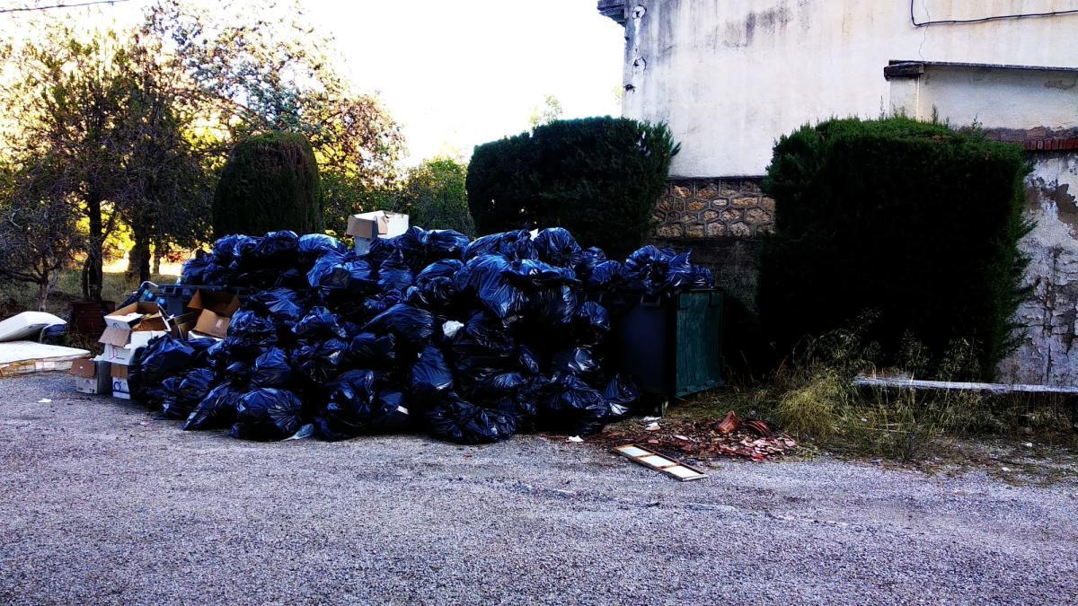 Bolsas de basura acumuladas.