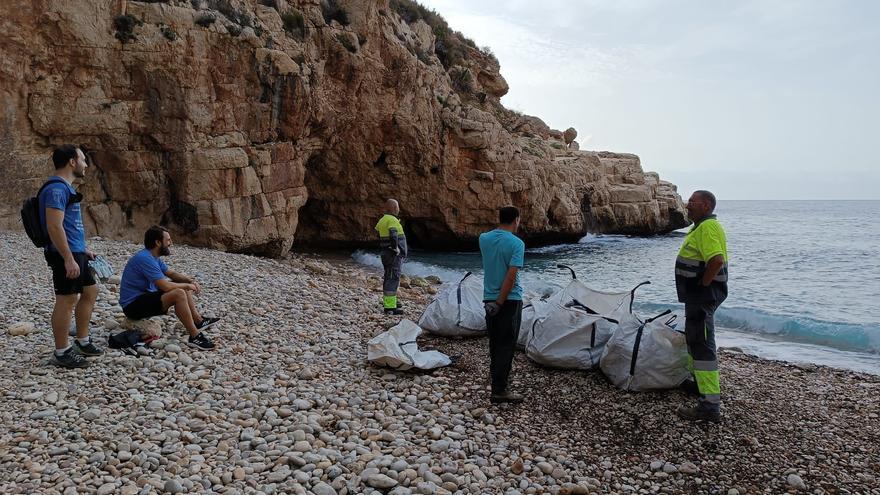 Las imágenes de la limpieza de la cala de Els Testos de Benitatxell