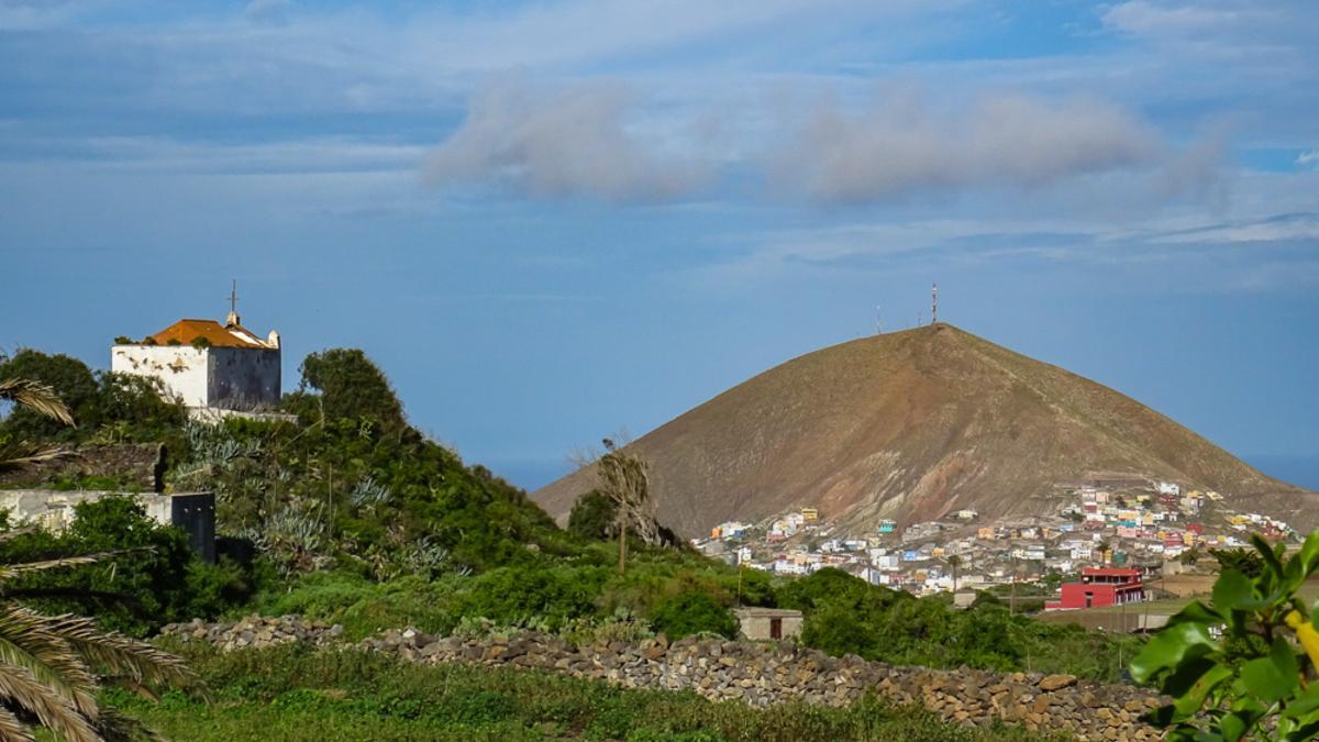 El tiempo para el viernes en Canarias: viento y probabilidad de tormentas. En la imagen, vista de la Ermita de San Juan de la Montañeta y al fondo, el pico de La Atalaya, en Santa María de Guía.