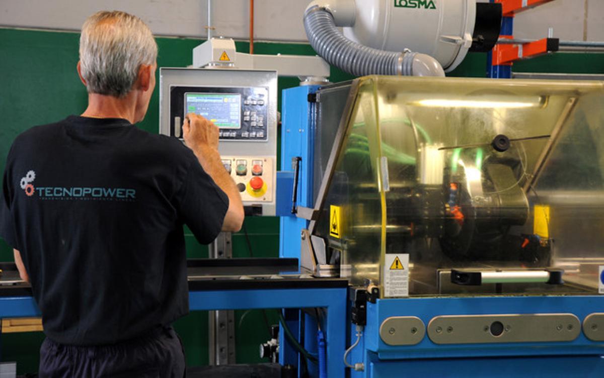Un operari de l’empresa Tecnopower de Baviera. Un operari de l’empresa Tecnopower de Baviera.