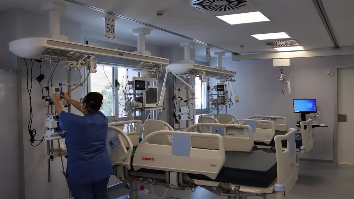 Una sanitaria en la UCI del Hospital Regional de Málaga.