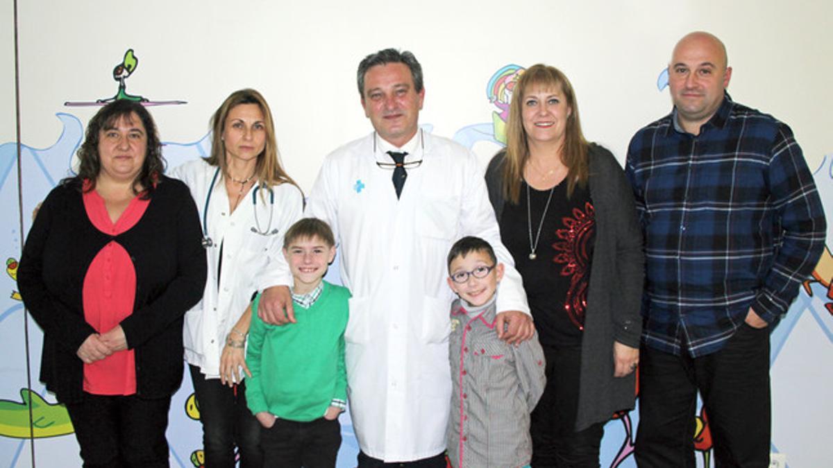 Los médicos del Hospital del Vall d'Hebron y la familia.