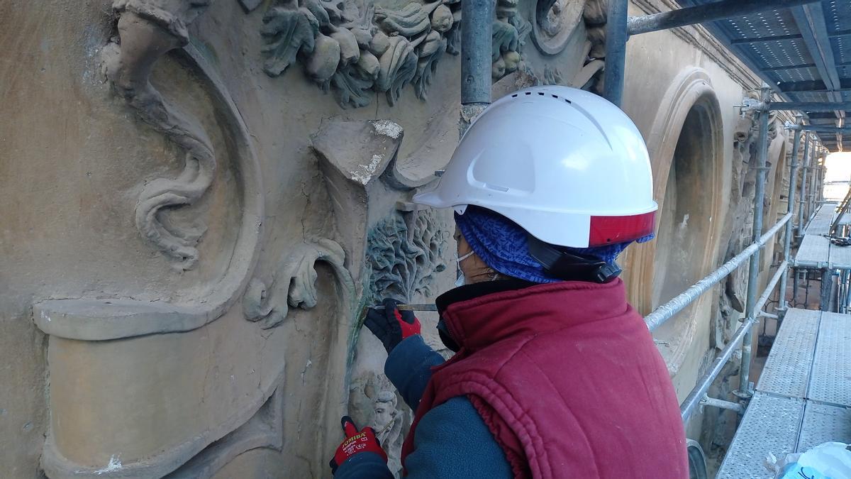 Restauración de uno de los relieves de la fachada del consistorio turiasonense.