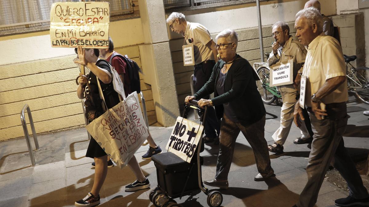 Cacerolada nocturna en la Pau para reclamar más seguridad