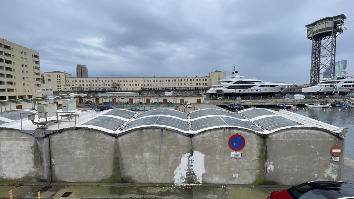 Barcelona inaugura las placas fotovoltaicas de las casetas del muelle de Pescadors