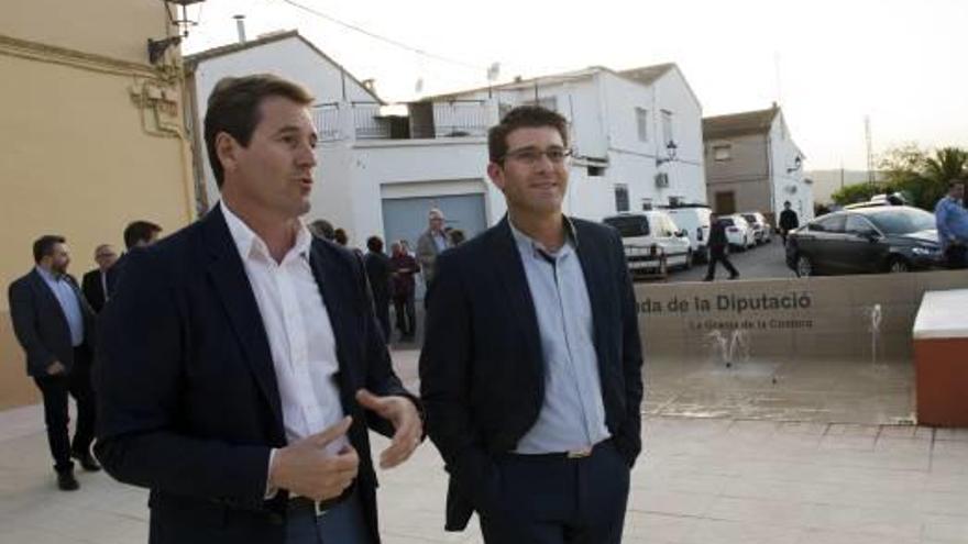 Rodríguez con el alcalde de La Granja de la Costera, Carlos Garrido.