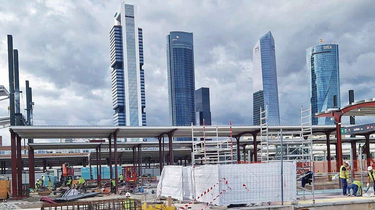 Una vista del distrito de las Cuatro Torres, en Madrid, junto a una estación de cercanías en obras.