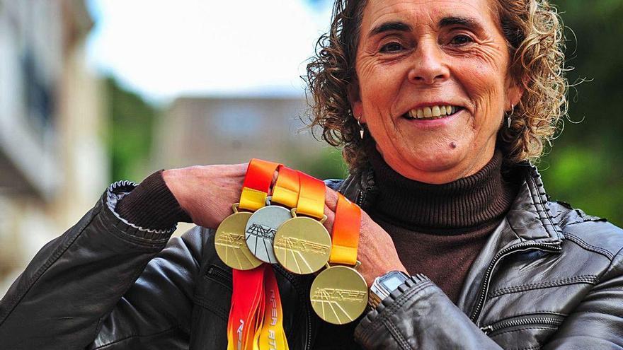 Ana Abuín muestra los tres oros y una plata logrados en veteranos en tierras gaditanas.