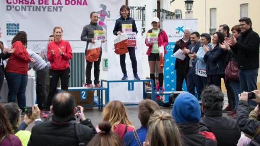 El podio con las tres primeras de la Carrera de la Dona.