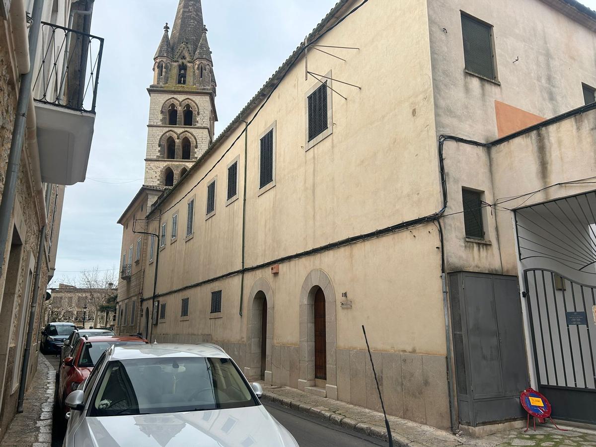 Imagen tomada este lunes del edificio que alberga los locales parroquiales y el Teatre Municipal de Binissalem.