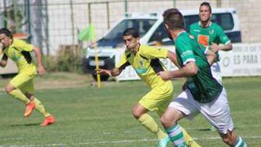 Imagen del duelo entre el Cacereño y el Marbella.